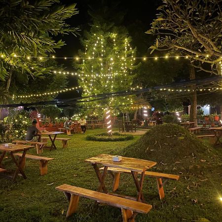 Hotel Tharu Garden And Beer Bar Chitwan Bagian luar foto