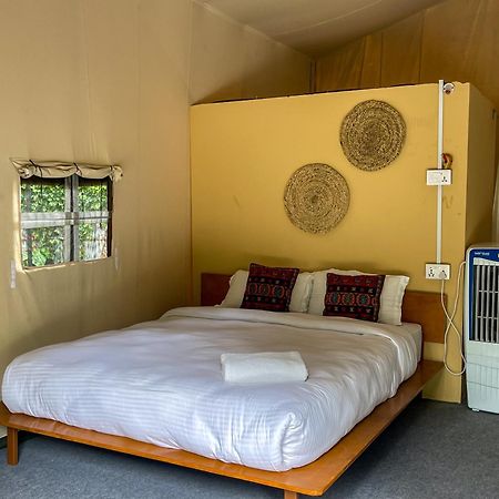 Hotel Tharu Garden And Beer Bar Chitwan Bagian luar foto