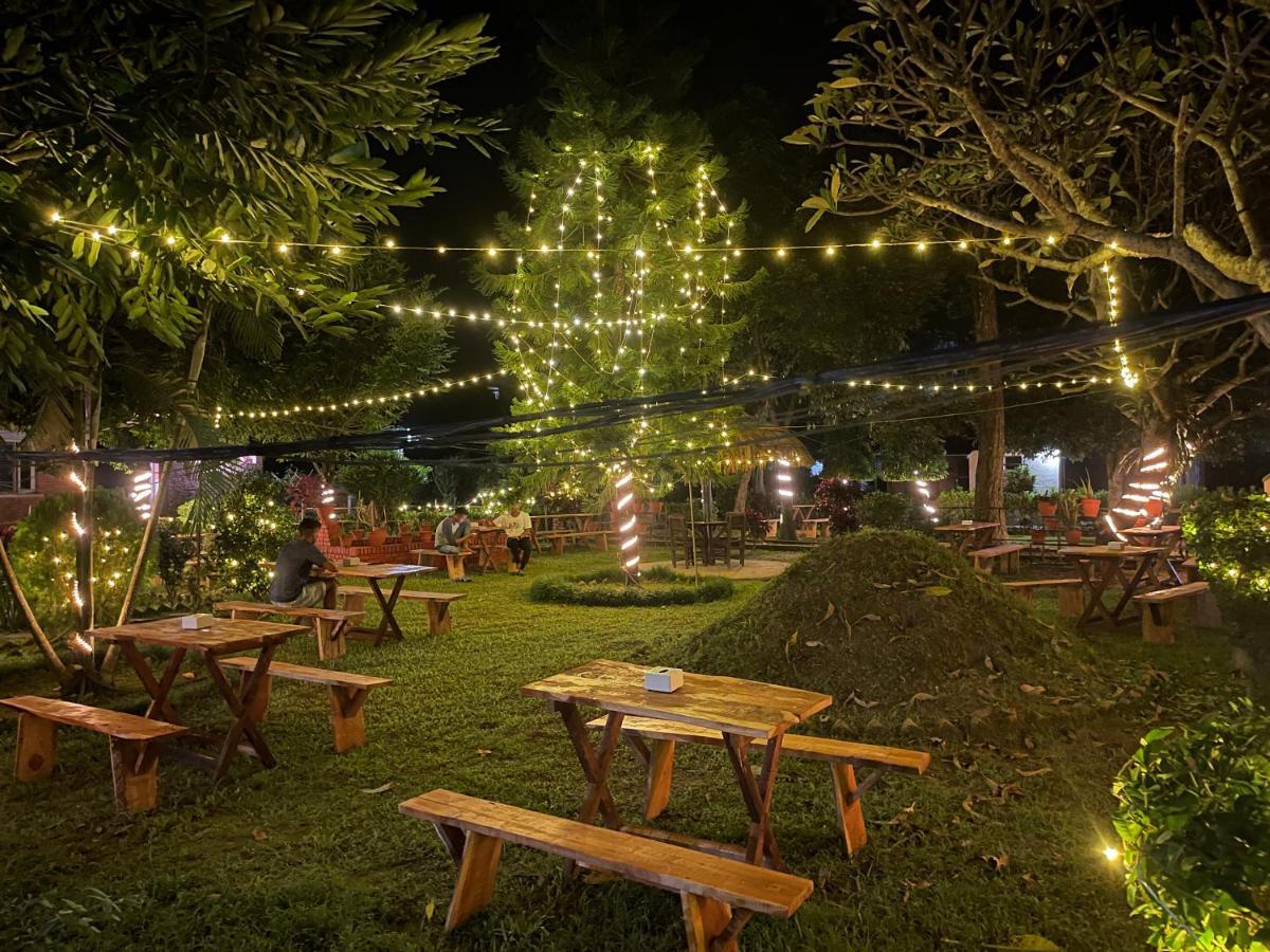 Hotel Tharu Garden And Beer Bar Chitwan Bagian luar foto