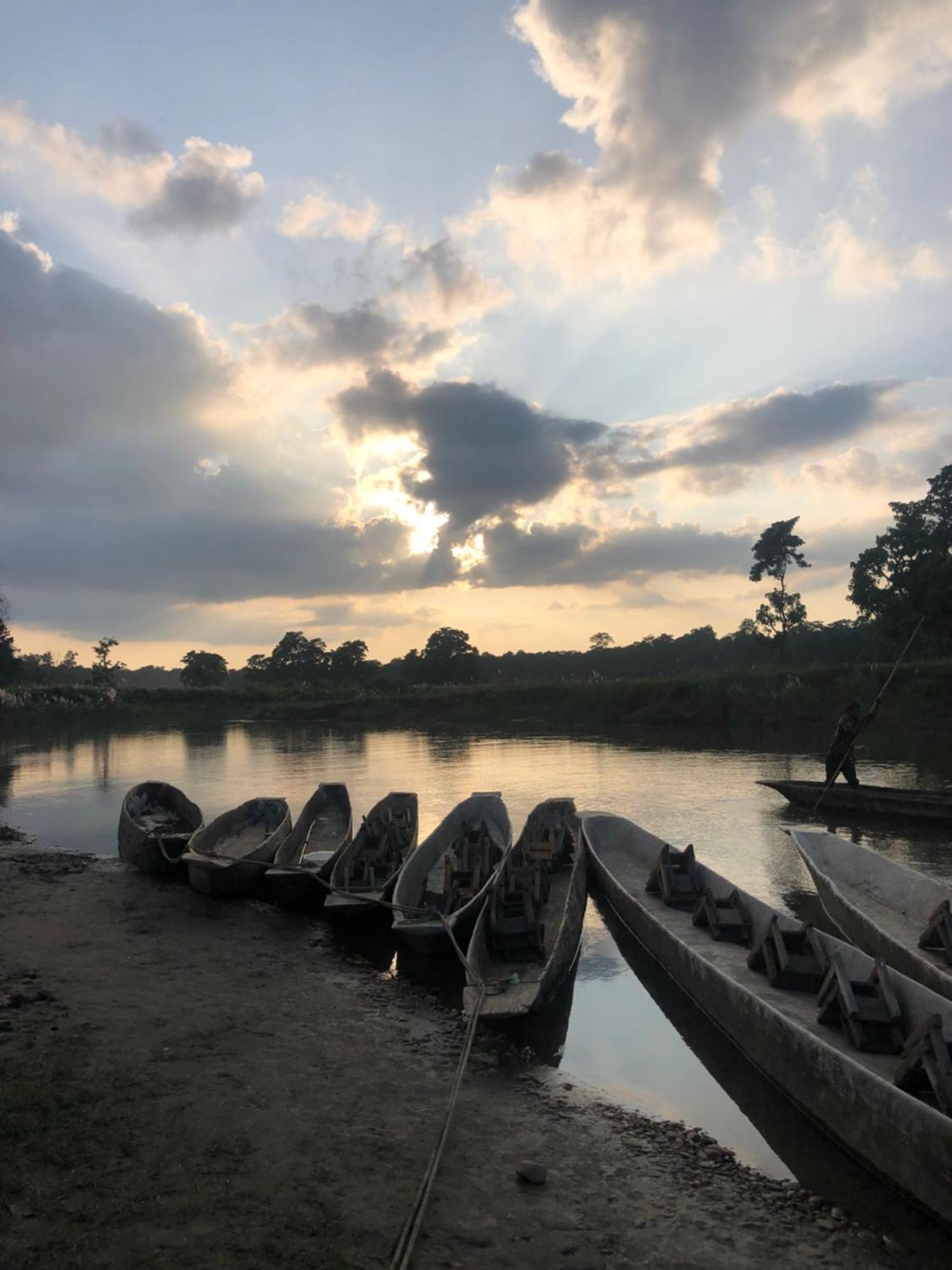 Hotel Tharu Garden And Beer Bar Chitwan Bagian luar foto
