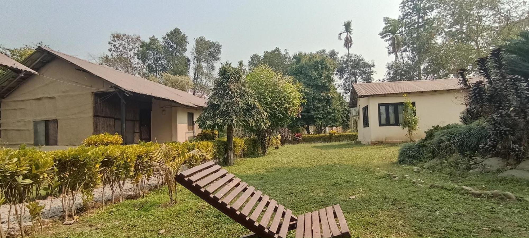 Hotel Tharu Garden And Beer Bar Chitwan Bagian luar foto