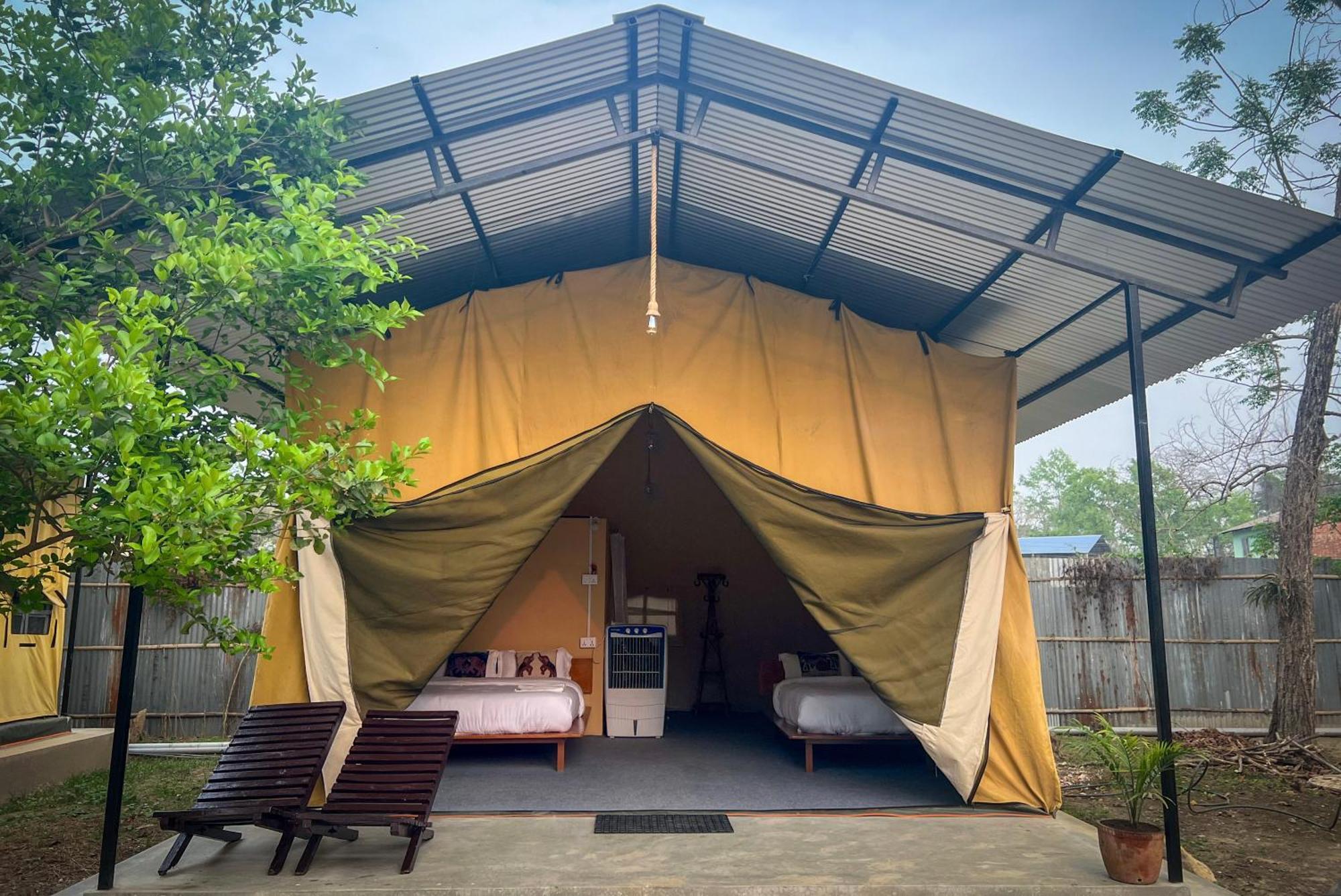 Hotel Tharu Garden And Beer Bar Chitwan Bagian luar foto