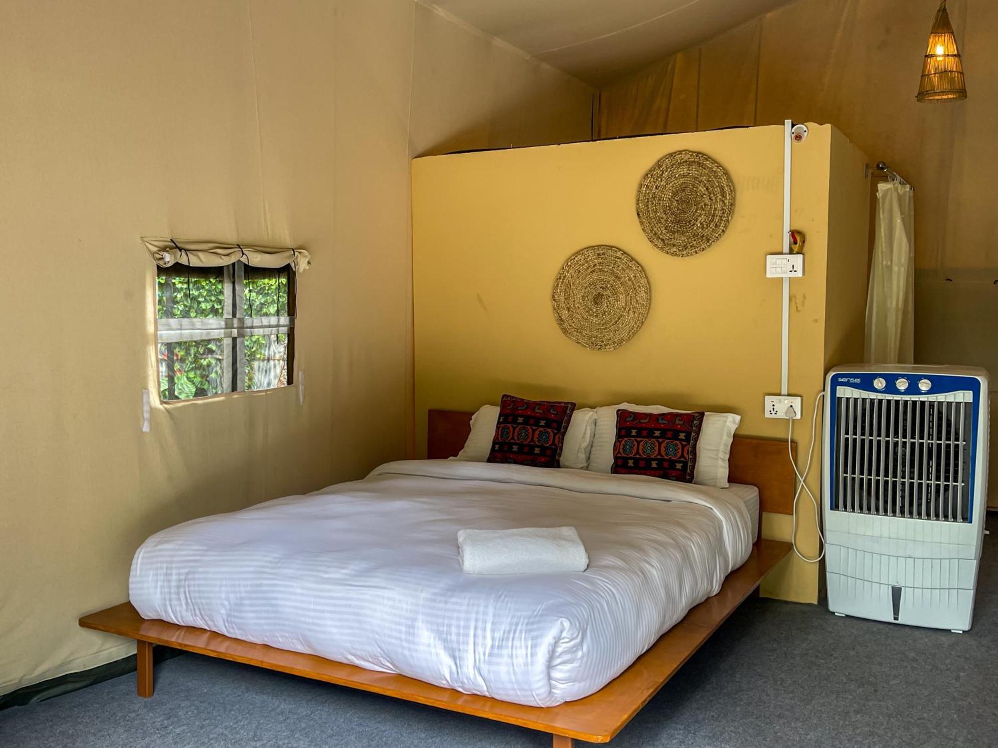 Hotel Tharu Garden And Beer Bar Chitwan Bagian luar foto