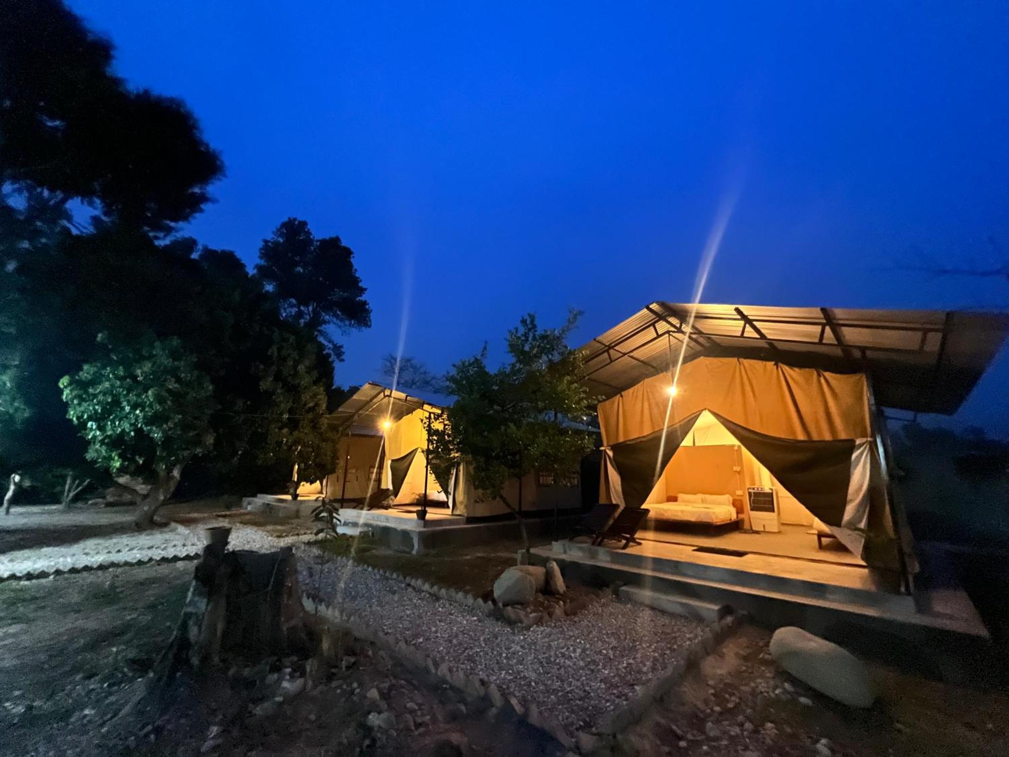 Hotel Tharu Garden And Beer Bar Chitwan Bagian luar foto