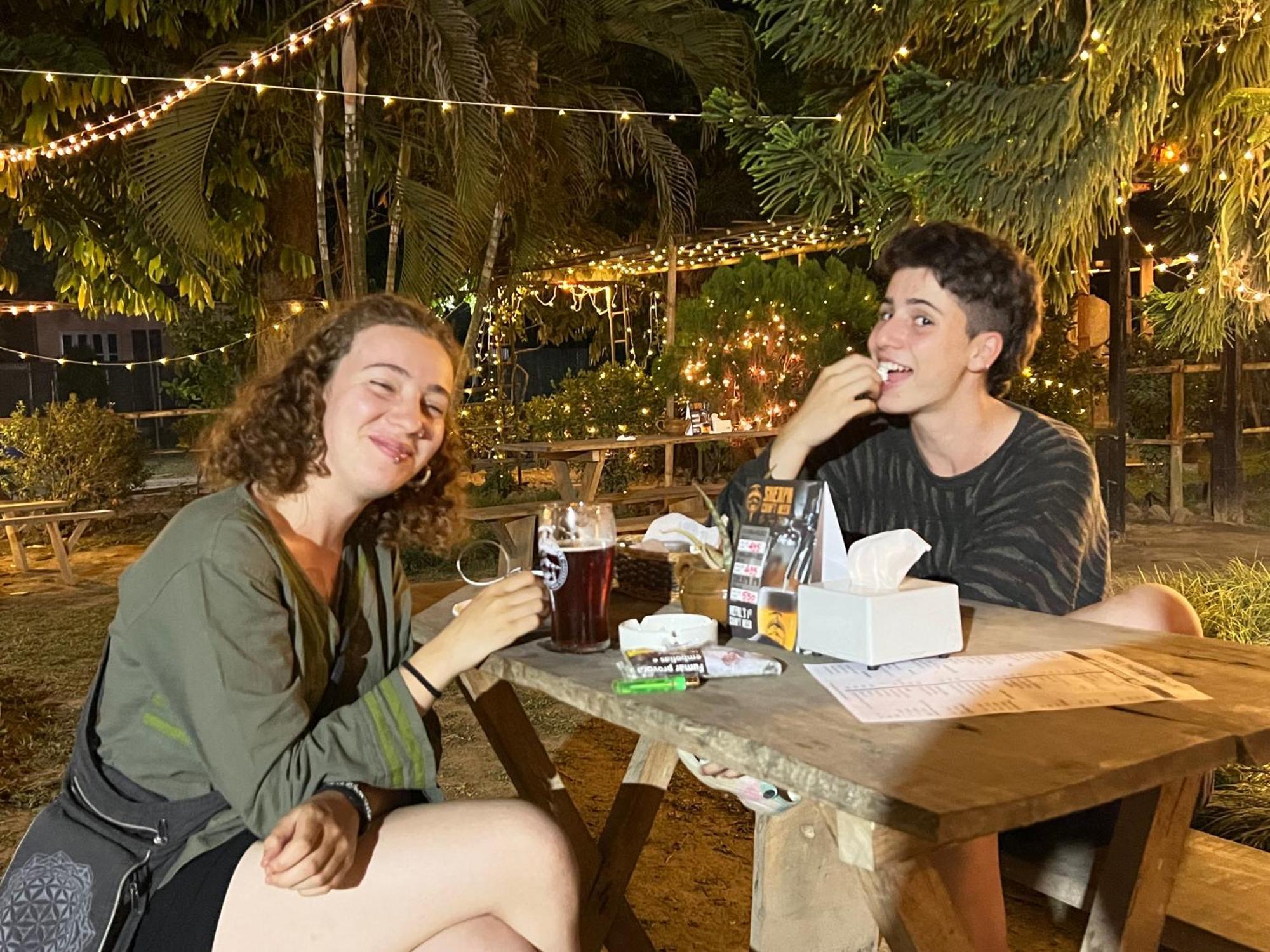 Hotel Tharu Garden And Beer Bar Chitwan Bagian luar foto