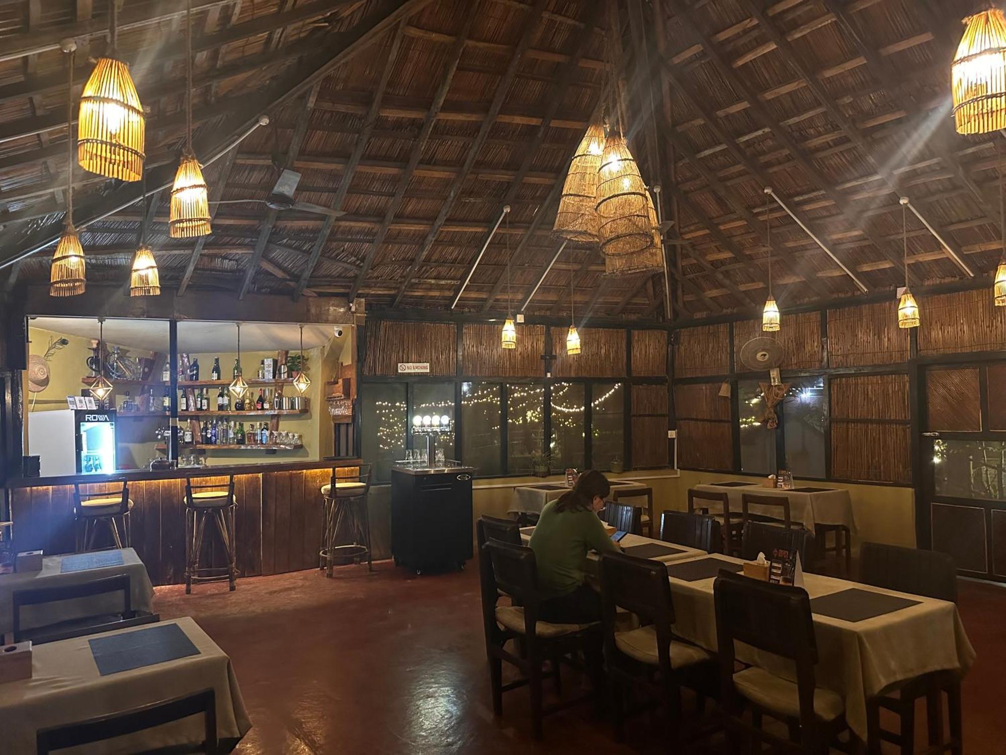 Hotel Tharu Garden And Beer Bar Chitwan Bagian luar foto